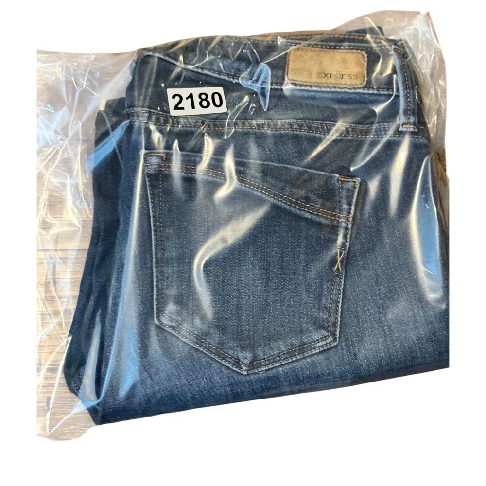 EXPRESS WOMAN'S DARK WASH 30x27‎ STRAIGHT CUT MID-RISE Distressed DENIM JEANS